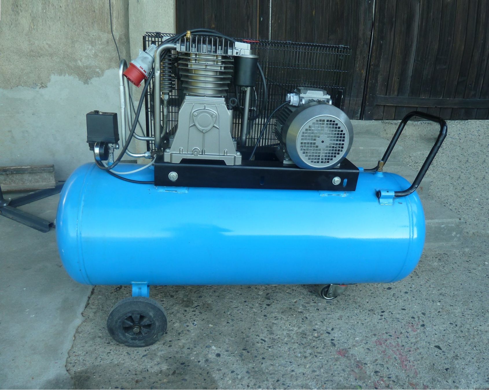 Compressori: Un compresseur de garage de 200 litres – Usato da Russy venduto da Guenefle 1
