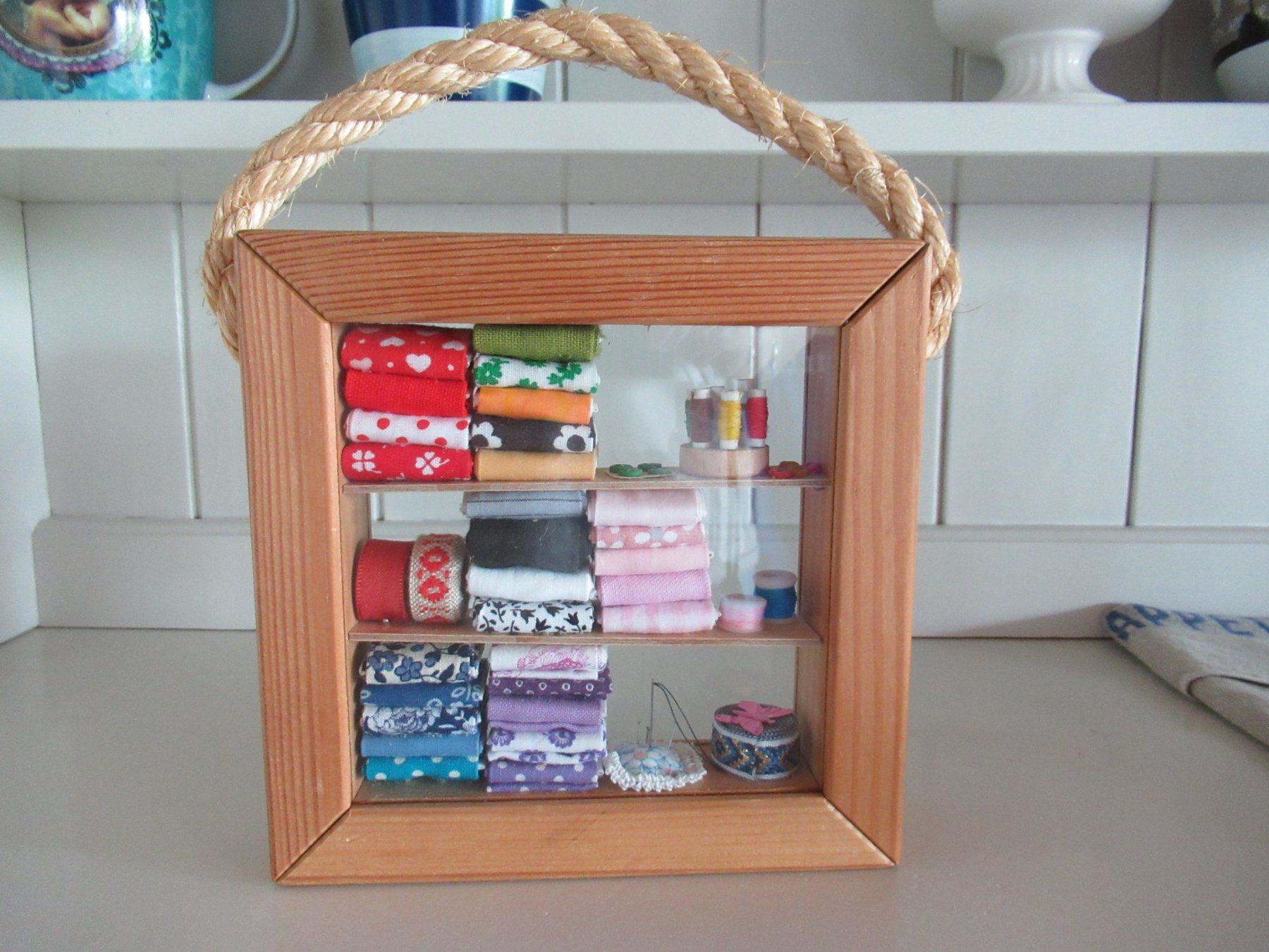 Barattoli: Alt Vintage Naehen Sewing  Diorama – Usato da Trimbach venduto da donlyn