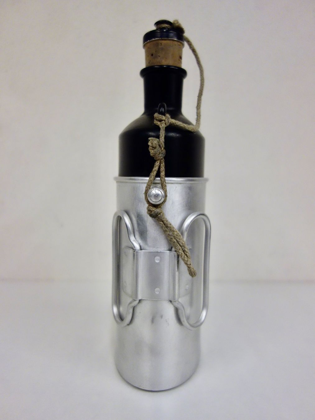 Schweizer Armee Ausrüstung & Ersatzteile: Feldflasche SIGG 1983 mit Becher JE 1983 Schweizer Armee – Gebraucht aus Kerzers von bottlesandboxes 1