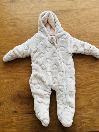 Süsser Baby Winter Overall mit Herzmuster, Grösse 56
