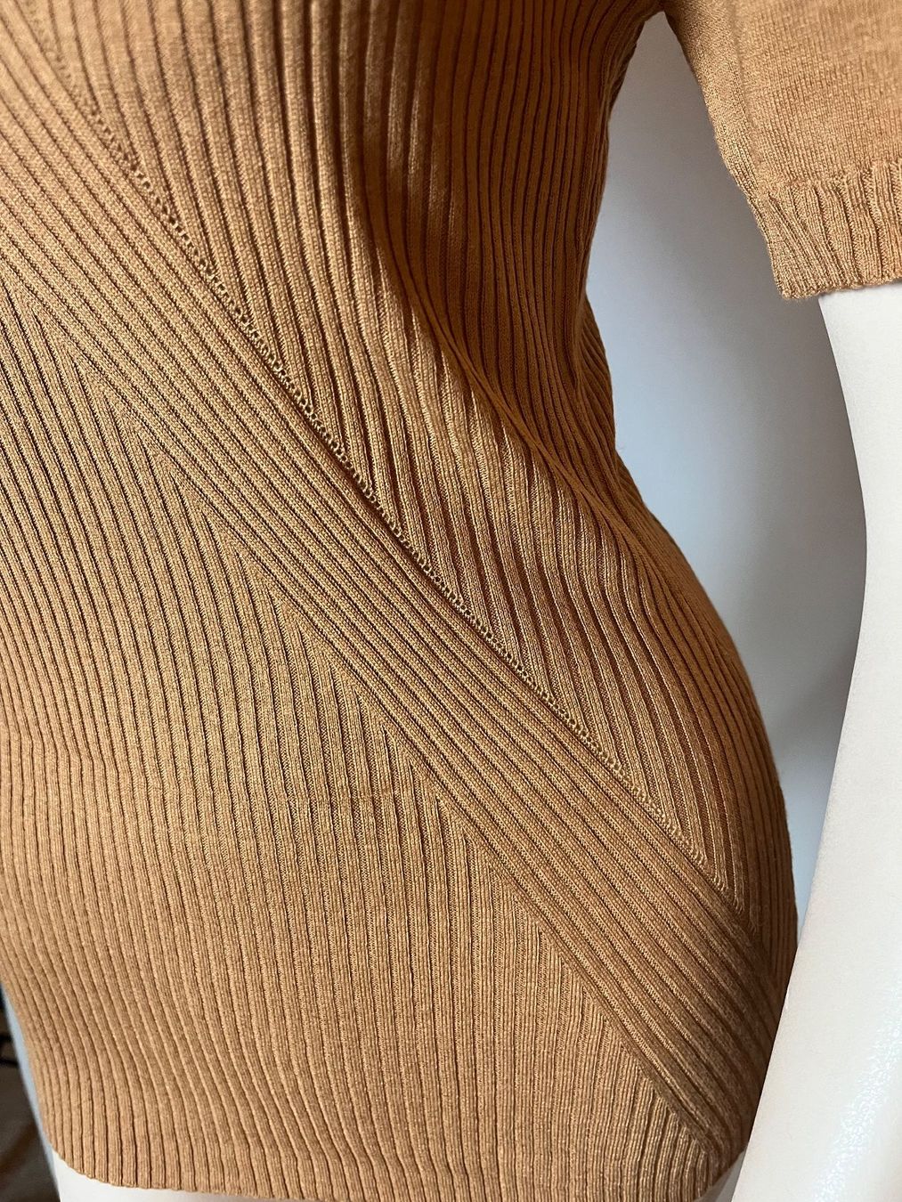Maglioni & Felpe: WOLFORD Cashmere Kurzarmpullover, Grösse M, Farbe Lion – Nuovo e nell'imballaggio originale da Rudolfstetten venduto da gst_g7xl 3