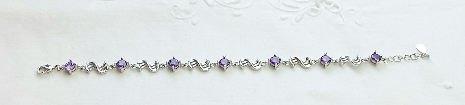 Bracciali & Braccialetti: Silberschmuck Armband mit lila Steinen. – Usato da Buchs AG venduto da Dzirul 9