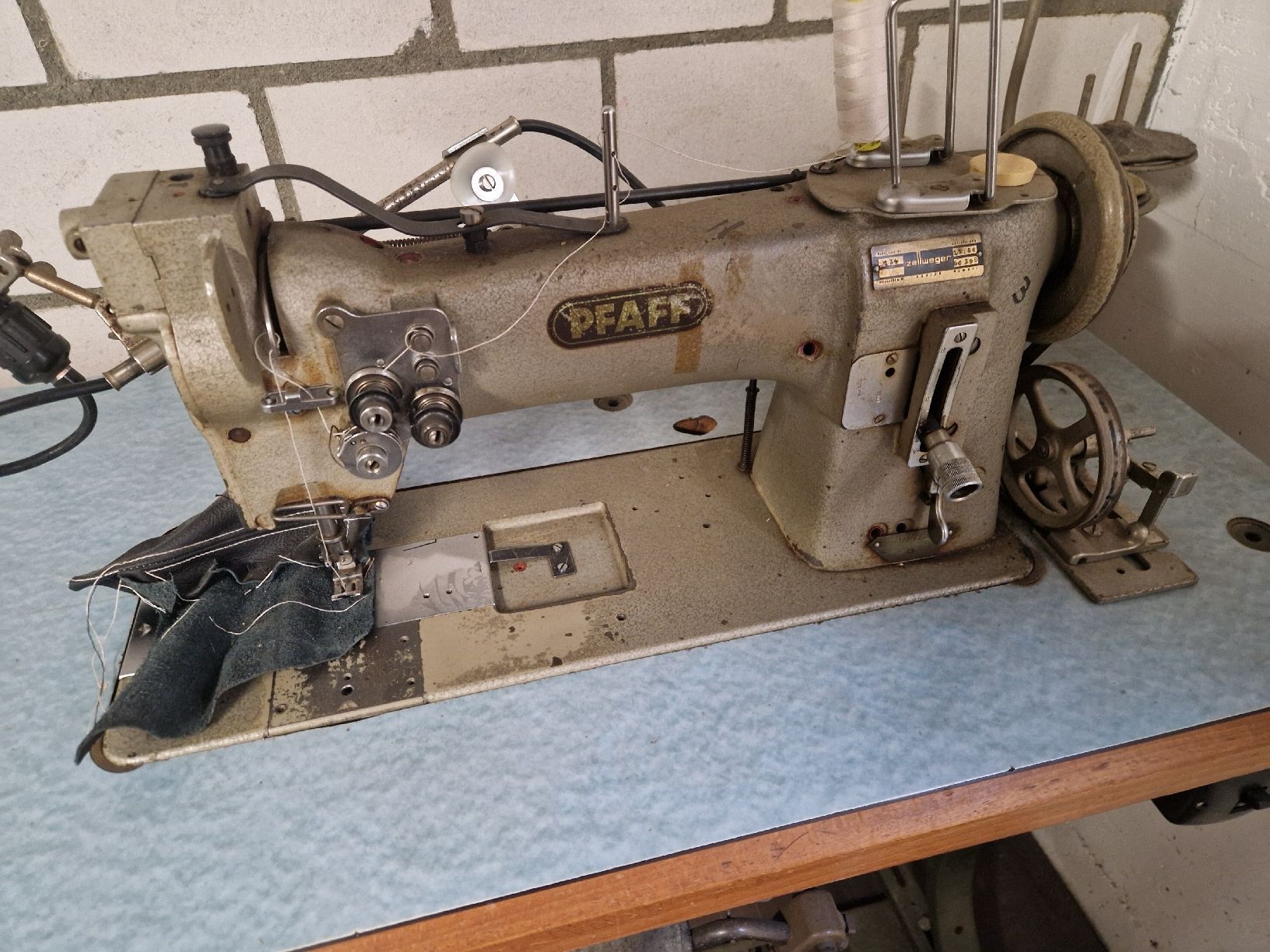 Pfaff Macchine da cucire: Industrienähmaschine Pfaff 134 Doppelnadel – Usato da Muotathal venduto da rosch 1