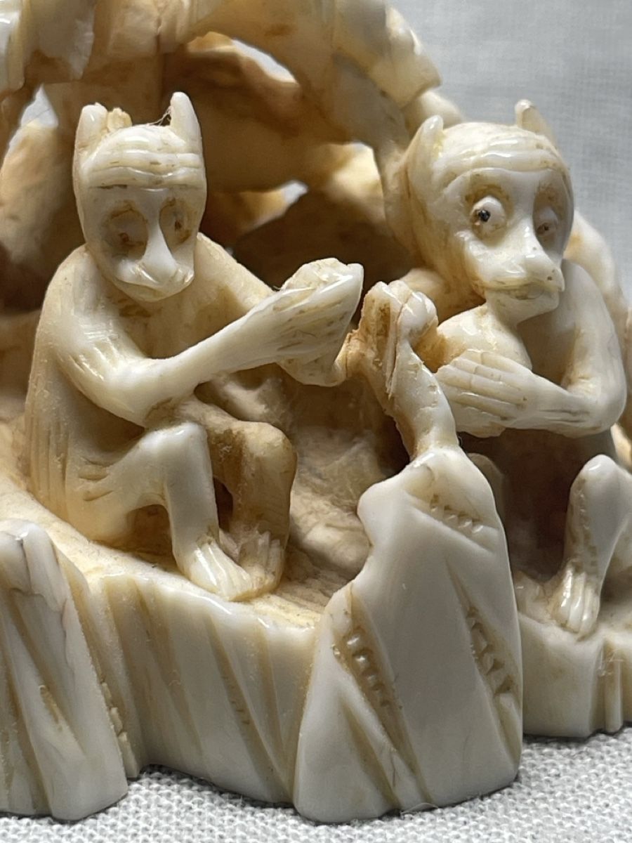Statuette: Netsuke - zwei Affen sitzen in einer Felsgrotte – Usato da Embrach venduto da Gauvain1