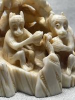 Netsuke - zwei Affen sitzen in einer Felsgrotte