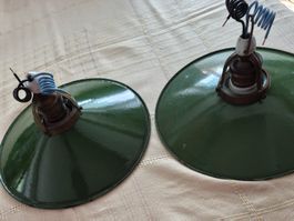 2 lampes anciennes en métal émaillé