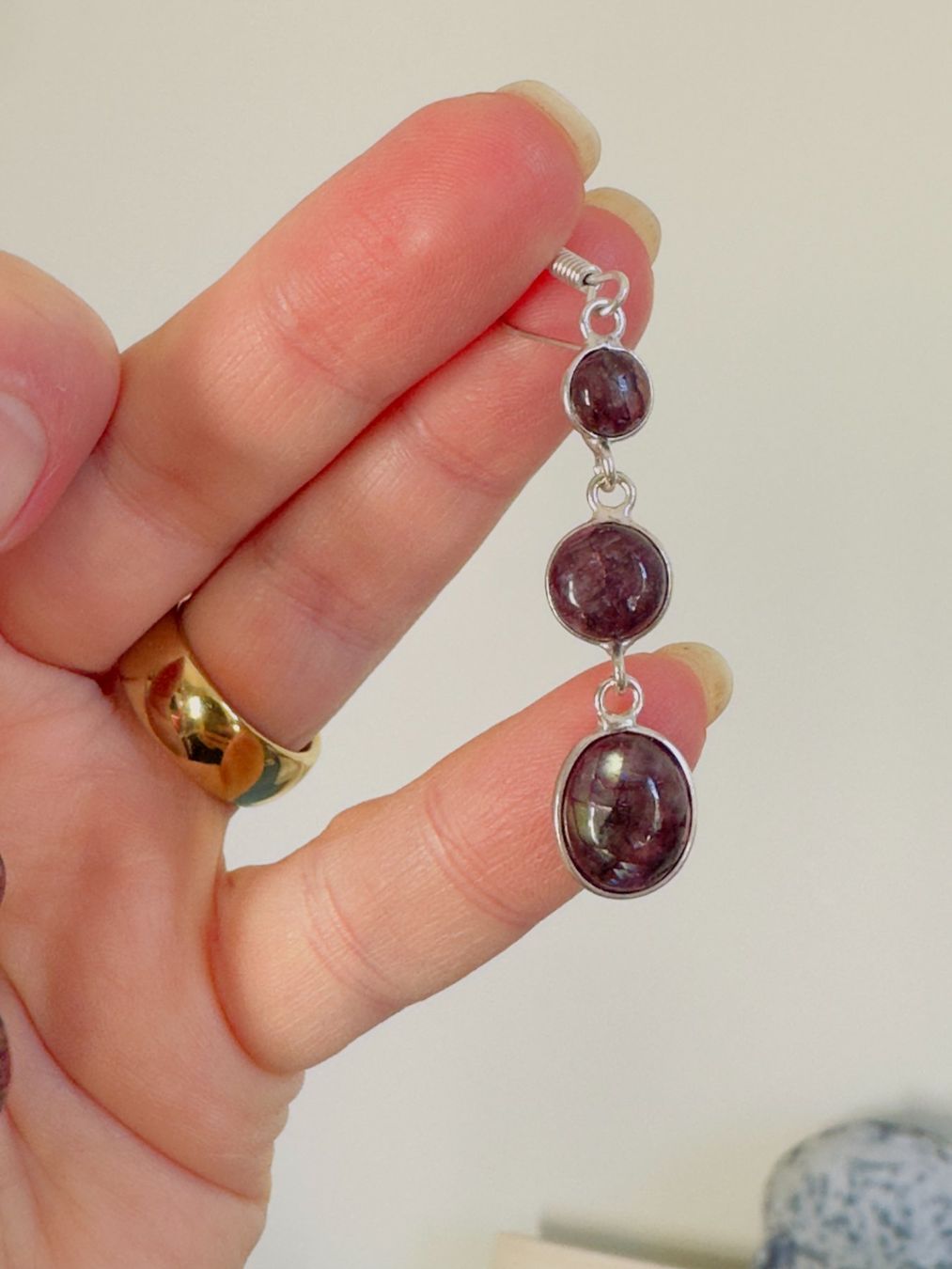 Orecchini pendenti & Orecchini a lobo: Color Enhanced Red Flash Labradorite earrings – Nuovo e nell'imballaggio originale da Genève venduto da AGBERG 5
