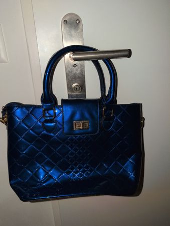 NEU Blaue Handtasche Lacklederoptik