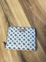 GUESS Damen Geldbörse – Weiss/Schwarz – Goldene Details