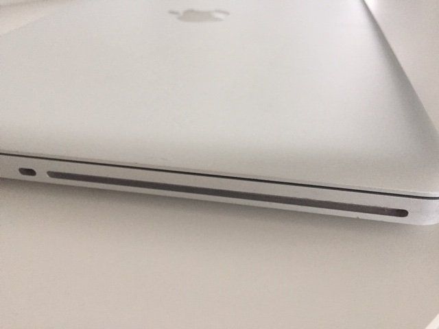 Apple Notebooks: MacBook Pro 15.4/2.4/2X2GB/320/SD/GLSY mit CD/DVD_Mid-2010 – Gebraucht aus Schindellegi von cocooning1 5