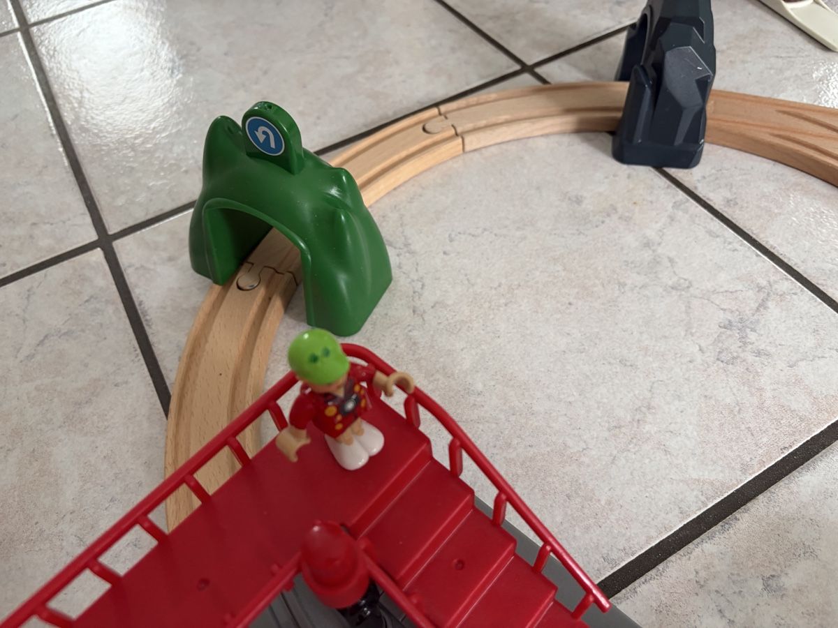 Brio Giocattoli: BRIO 33873 Smart Engine Set mit Aktionstunneln – Usato da Sevelen venduto da gsandax 9