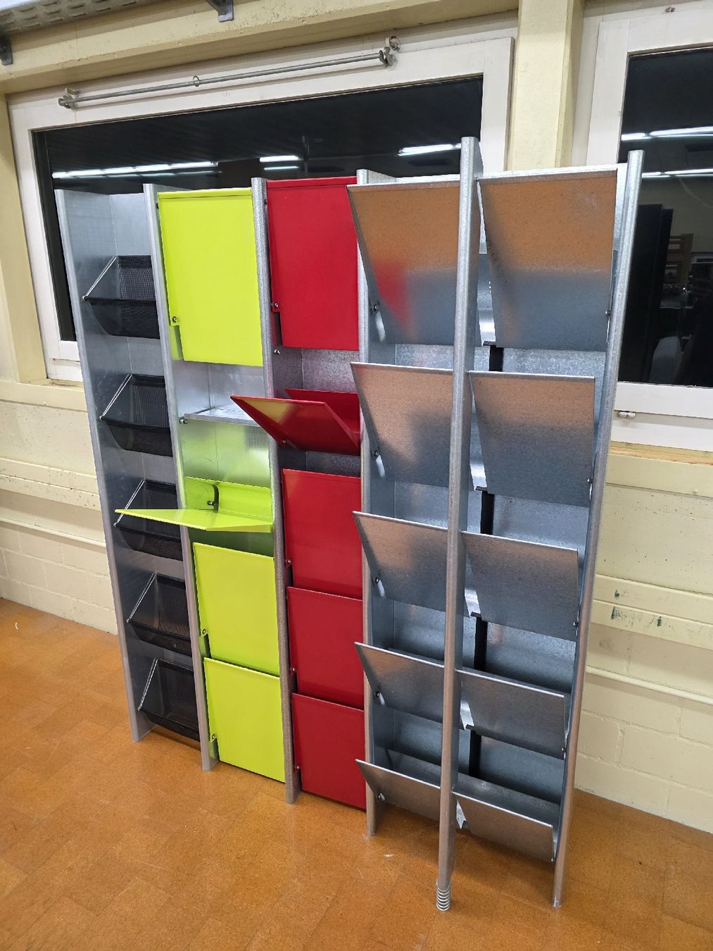 Lehni Guardaroba: Designer Schuhkippe Lehni Set mit Netzcontainer – Usato da Lichtensteig venduto da UsedIN 1