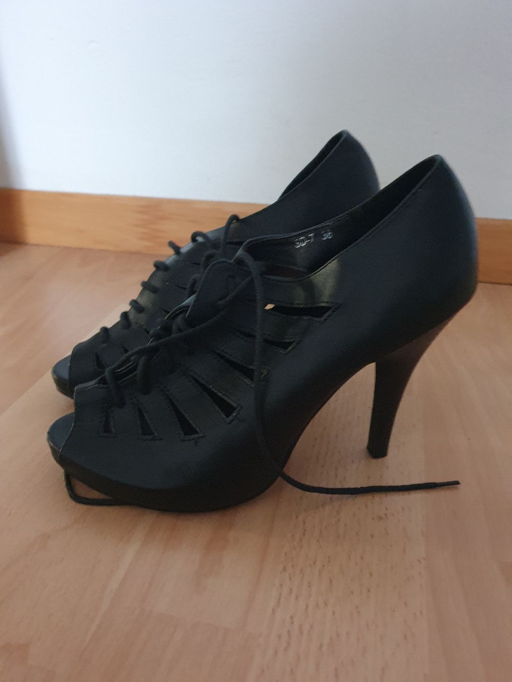 Scarpe da donna: neue schwarz Pumps mit Schnürsenkel – Nuovo e nell'imballaggio originale da St. Gallen venduto da 1811123 3