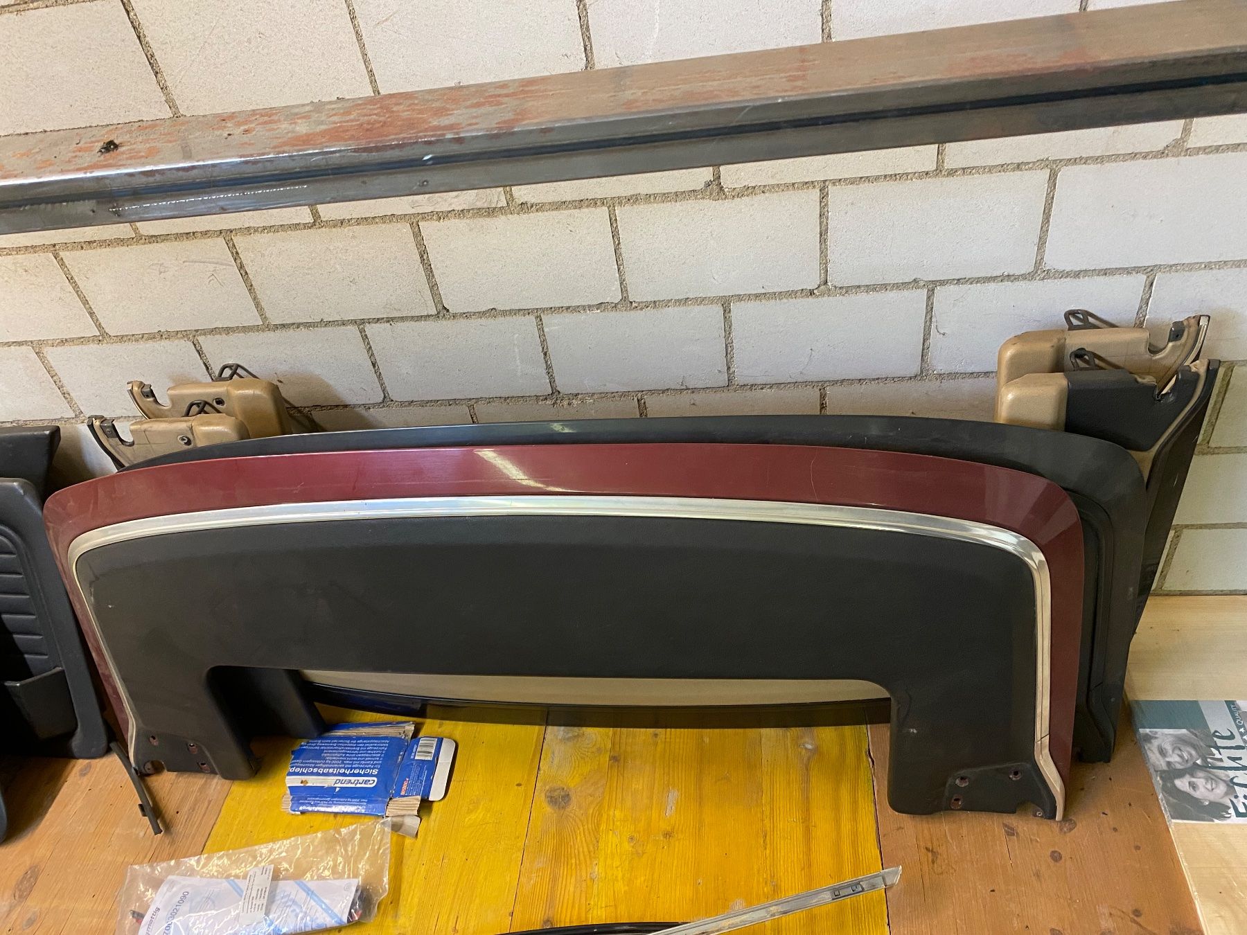 BMW Toutes les pièces auto: BMW E30 Cabrio Verdeckklappe in Calipsorot métallic – D'occasion à Winikon par cabriofan01