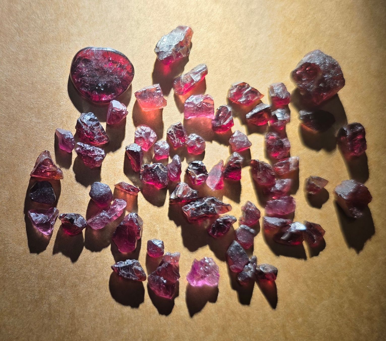 Pietre preziose: 124,1 ct Grenats bruts naturels 58 pcs – Usato da Carouge GE venduto da Crystal_Energy 1