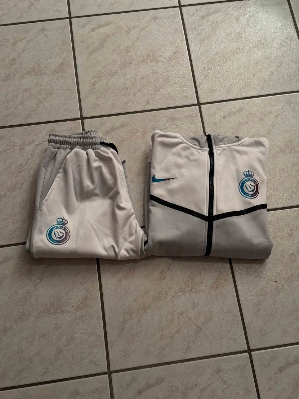 Nike Lotti di vestiti: CR7 Al Nassr Nike Tech Trainingsanzug – Nuovo (secondo la descrizione) da Mellingen venduto da simon8807 5