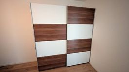 Kleiderschrank mit Schiebetüren