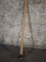 Langes Beil mit Holzstiel