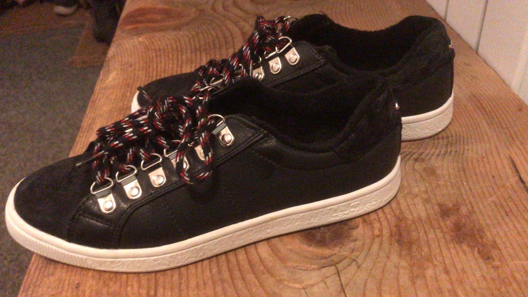 Tom Tailor Scarpe da donna: Schwarze Tom Tailor Sneaker Gr. 38 – Usato da Klosters venduto da Rigi98 2