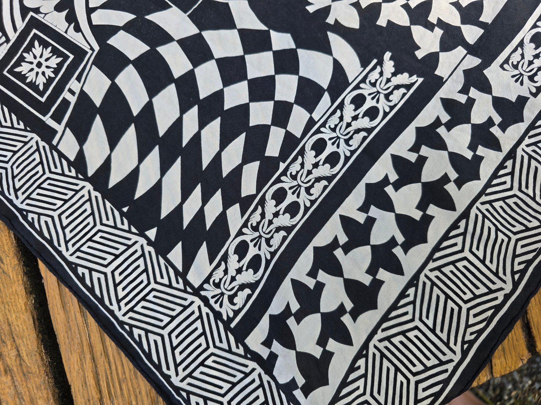 Foulard & Sciarpe: Schal: geometrisches Muster schwarz/weiss Seide – Usato da Romanshorn venduto da Rachacha 1