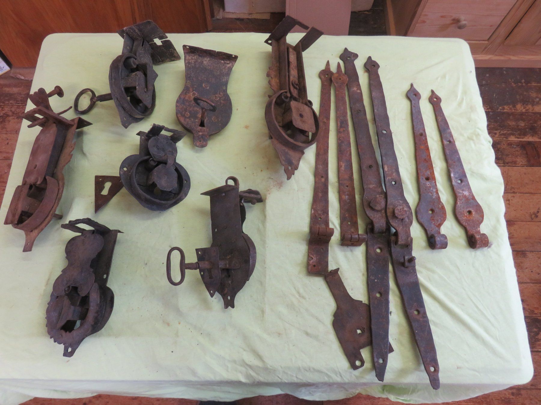 Cassapanche: 7 antike Truhschlösser und Scharniere – Usato da Ruswil venduto da Mfladibus