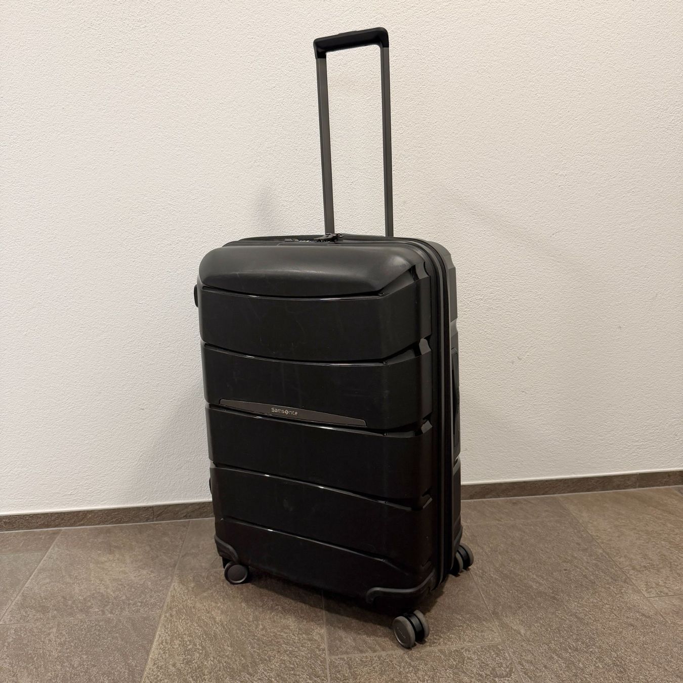 Valises de voyage: Koffer Samsonite Outline Pro Medium Spinner 68 cm schwarz – D'occasion à Balzers par dassandro