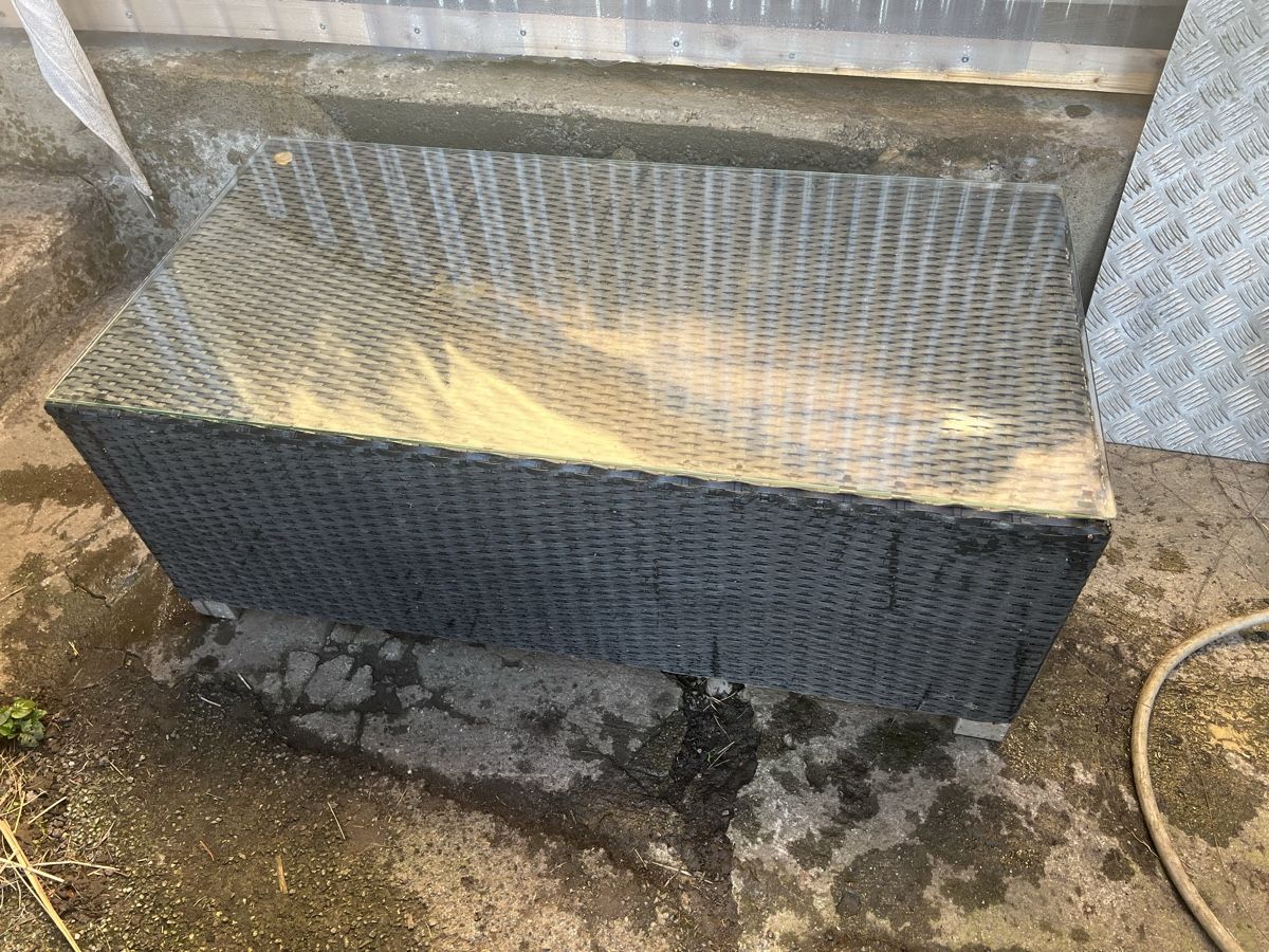 Tavoli: Rattan Tischchen mit Glasplatte, schwarz – Usato da Finsterhennen venduto da 18dave1992