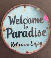 Schild Welcome to Paradise Relax and Enjoy 