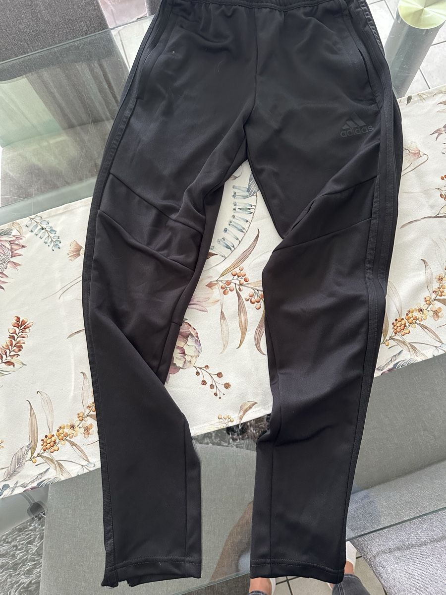 Adidas Hosen: Adidas Trainerhose Gr S – Gebraucht aus Sierre von Tracy83