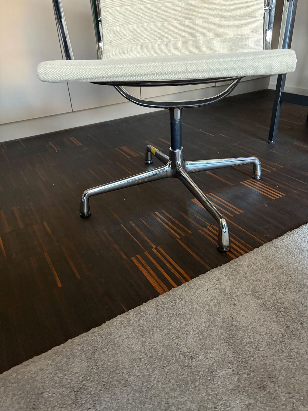 Vitra Stühle: Vitra Eames Aluminium Chair EA 108 – Gebraucht aus Basel von donohtom 2