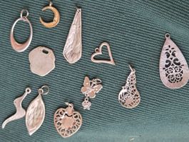 Lot 11 Stck Schmuck silberige Anhänger, z.t Zamak