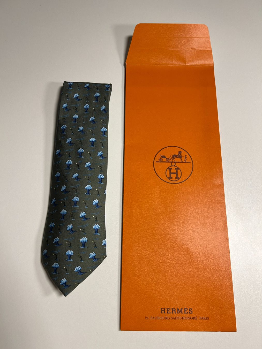 Hermès Cravatte: Hermès Bäume Krawatte – Nuovo (secondo la descrizione) da Bern venduto da kurtikobolt74