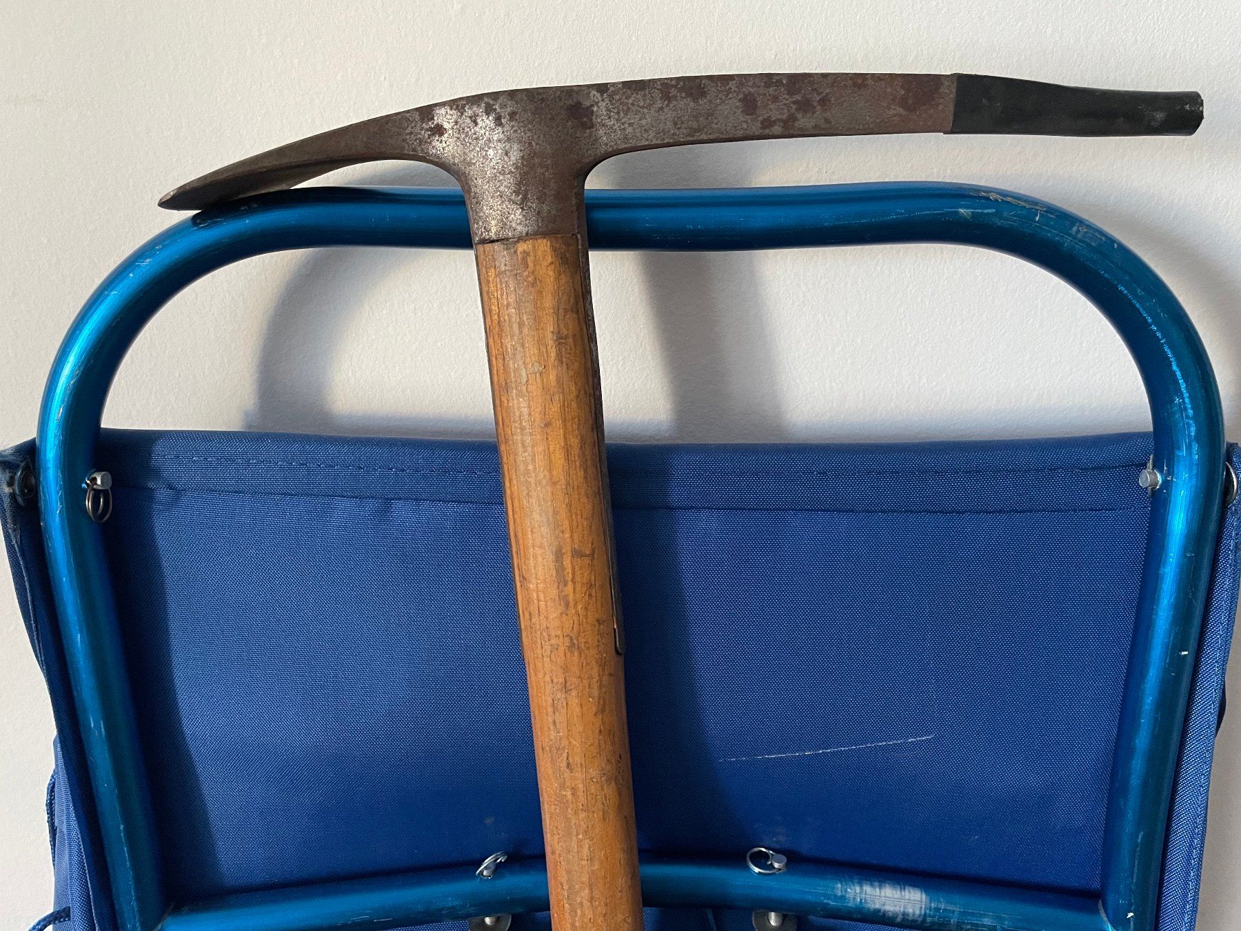Kletterausrüstungen: Bergsteiger-Rucksack mit Tragegestell und Holz-Eispickel – Gebraucht aus Münchenbuchsee von hamama18 2