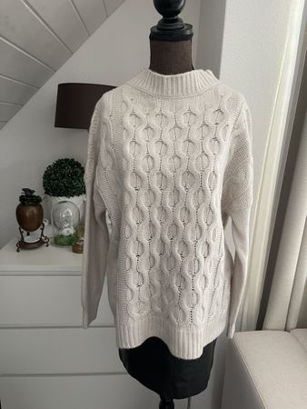 Stylish 100% Wool Cable Knit Sweater by Intrend (MaxMara)