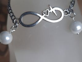 Modisches Armband mit Unendlichkeitszeichen und Perlen