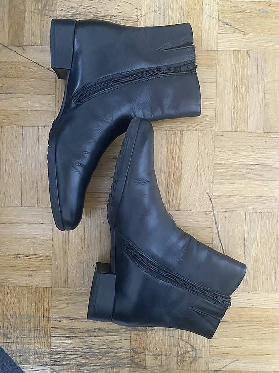 Scarpe da donna: Schwarze Leder-Stiefelletten – Usato da Laufen venduto da Looc_ 2