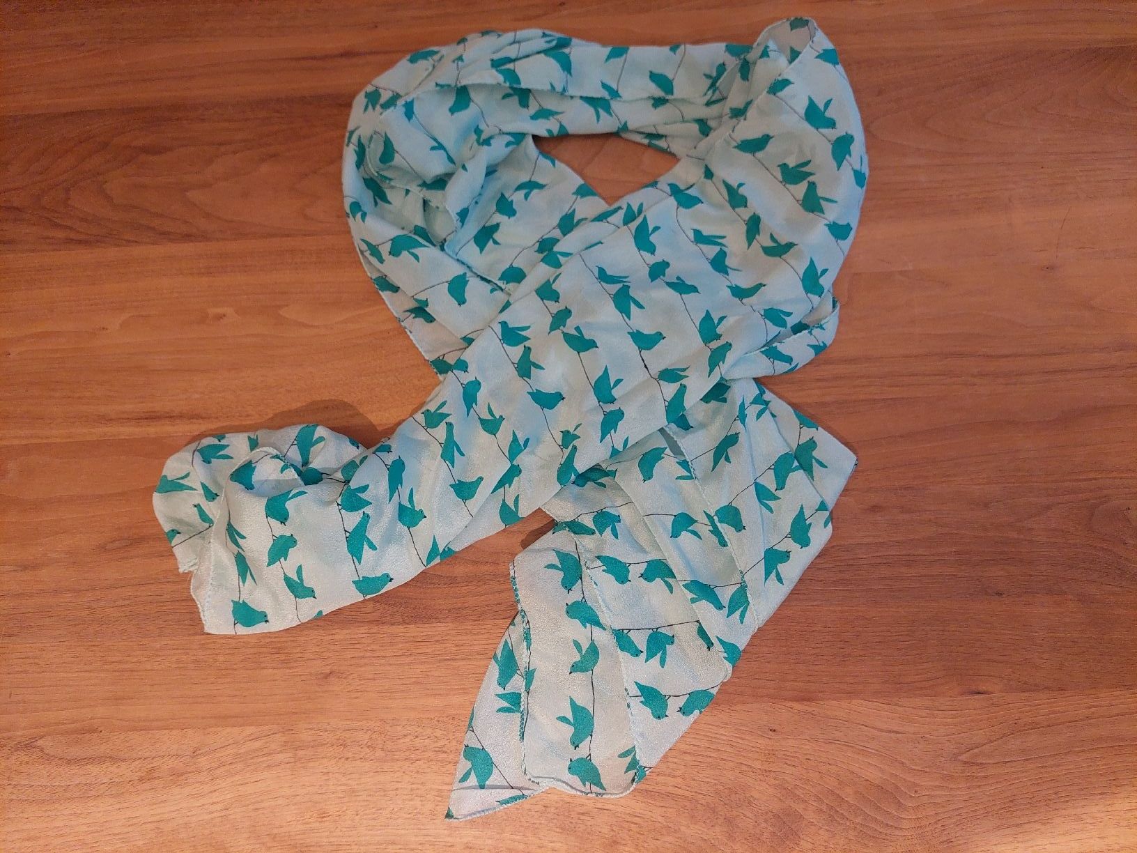 Foulard & Sciarpe: Hugo Seidenschal mit Vogelmuster – Usato da Brunnen venduto da Livianda