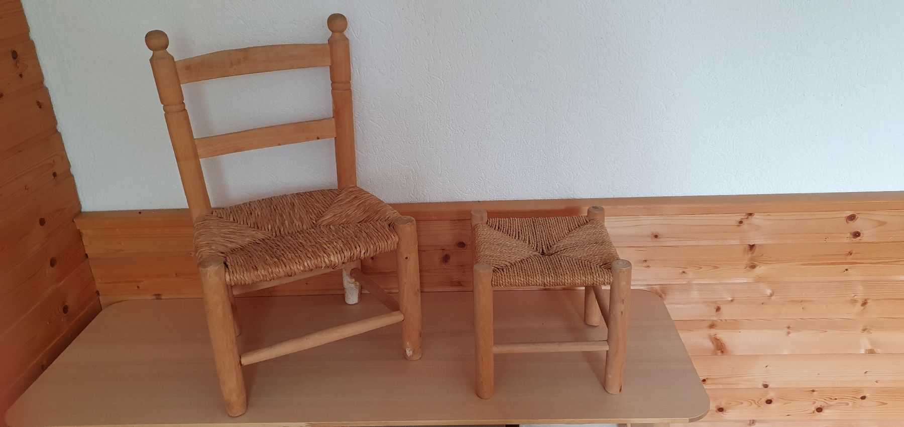 Sedie: Kinderstuhl und Hocker Holz mit Strohsitz – Usato da Bottmingen venduto da Nikdakind