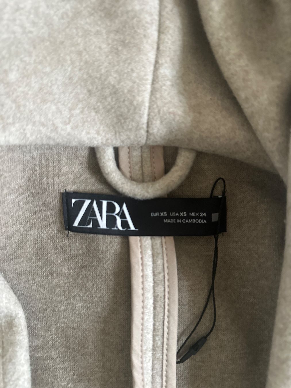 Zara Cappotti: ZARA Soft Beige Wrap Coat – Timeless Elegance – Usato da Zürich venduto da Curated.Chapters 2