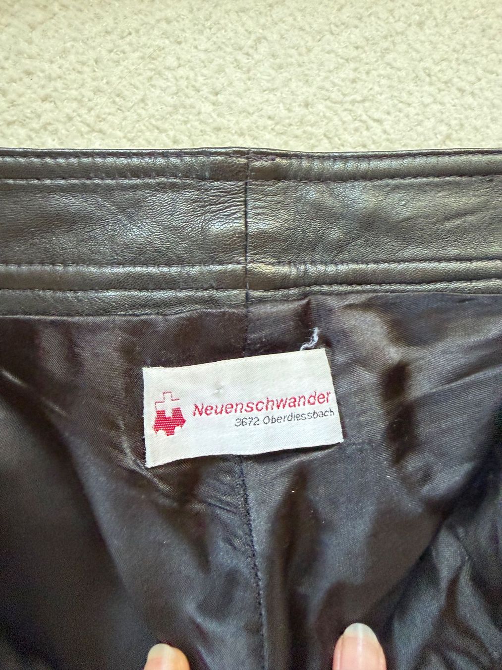 Pantaloni: 100% Lederhose schwarz – Usato da Zürich venduto da ele_c8mx 1