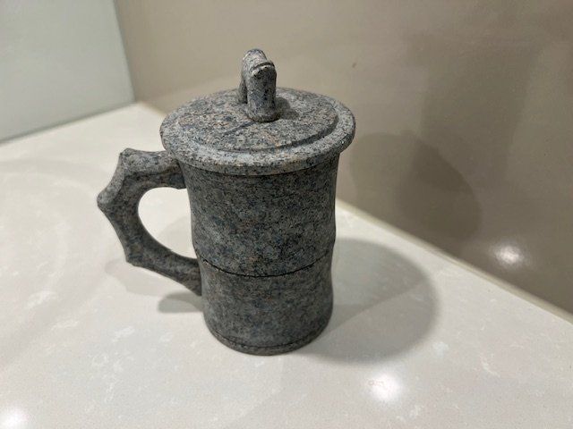 Tazze: Naturstein Becher mit Deckel -neu – Nuovo (secondo la descrizione) da Niederweningen venduto da zw4_s78j