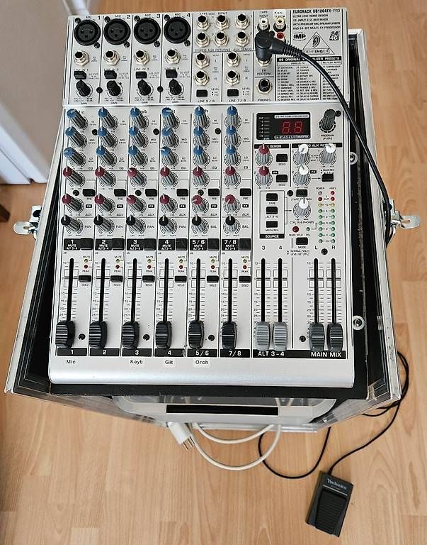 Platines de mixage: Behringer Eurorack UB1204FX-Pro mit Winkelrack – D'occasion à Egerkingen par pen_n7zc 1