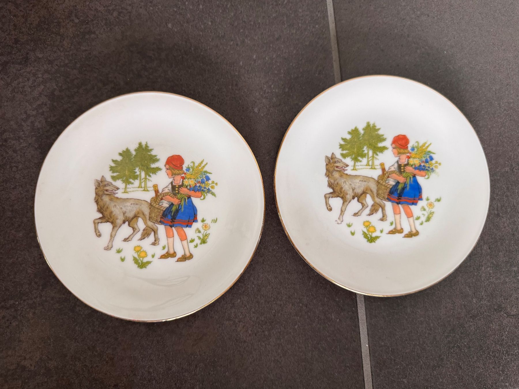 Seltmann Teller: 2 schöne alte Kinderteller Seltmann Märchen Rotkäppchen – Gebraucht aus Rothrist von Fondgruebe