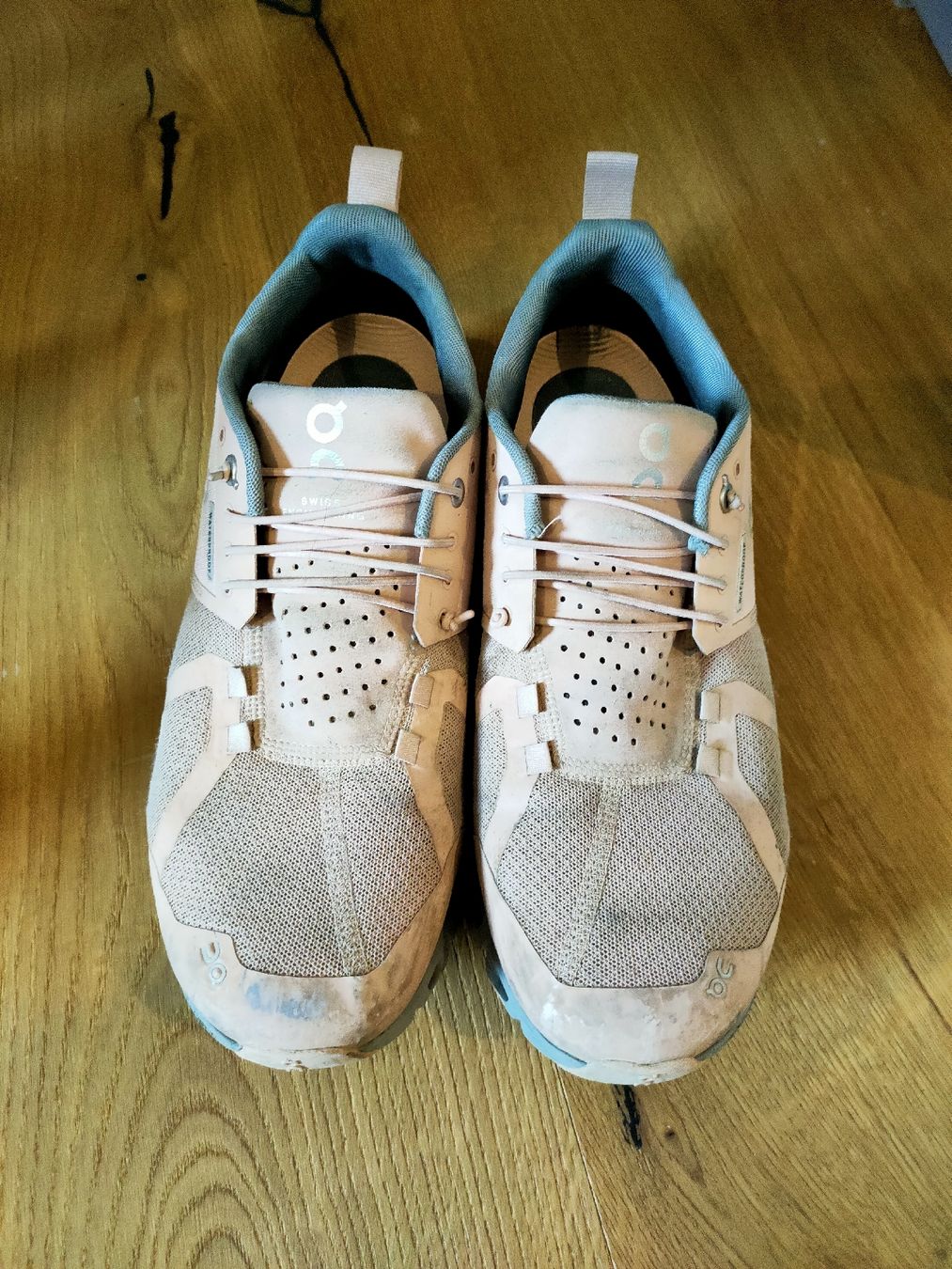 On Chaussures femmes: On Cloud Waterproof Laufschuhe Damen 42 – D'occasion à Niederried b. Kallnach par PatSch88