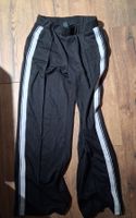 Sporthose Schwarz mit weissen Streifen Grösse S 