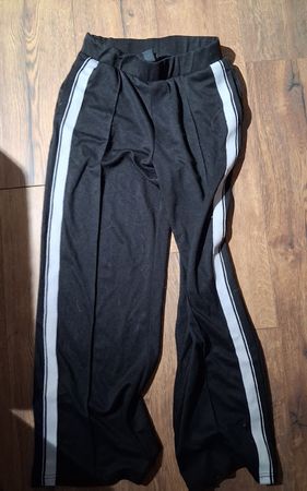 Sporthose Schwarz mit weissen Streifen Grösse S 