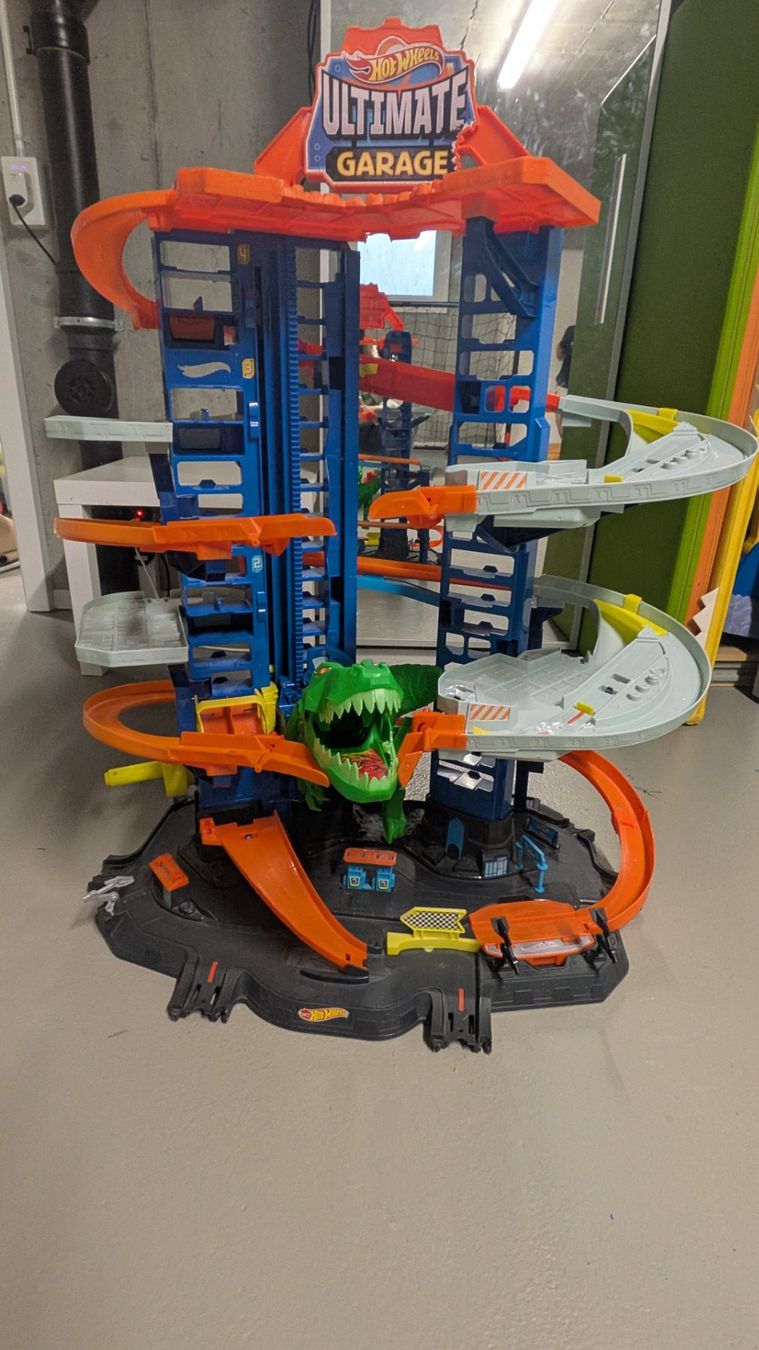 Hot Wheels Giocattoli: Hot Wheels Garage Ultime avec T-Rex – Usato da Corminboeuf venduto da christelle16