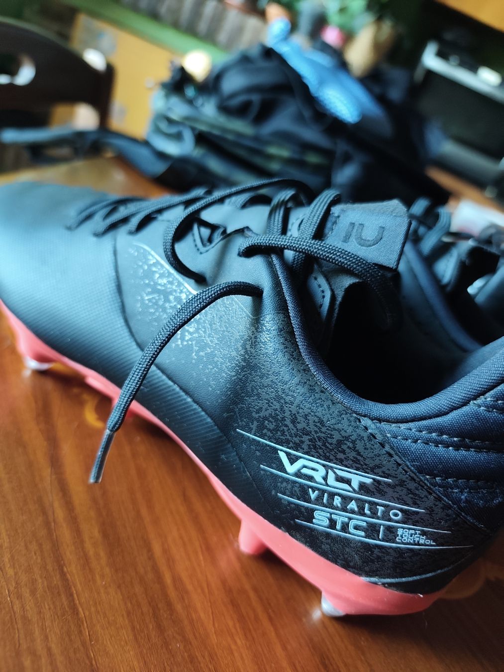 Scarpe da uomo: Due paia di scarpe uomo calcetto e/o rugby con caschetto – Usato da Grono venduto da sab_f6hs 6