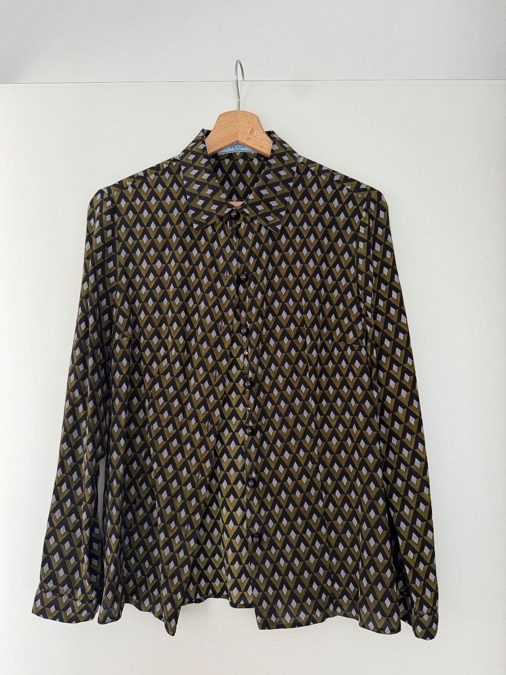 Prada Camicette: Gemusterte Seidenbluse von Prada Gr. S – Usato da Zürich venduto da Pau76