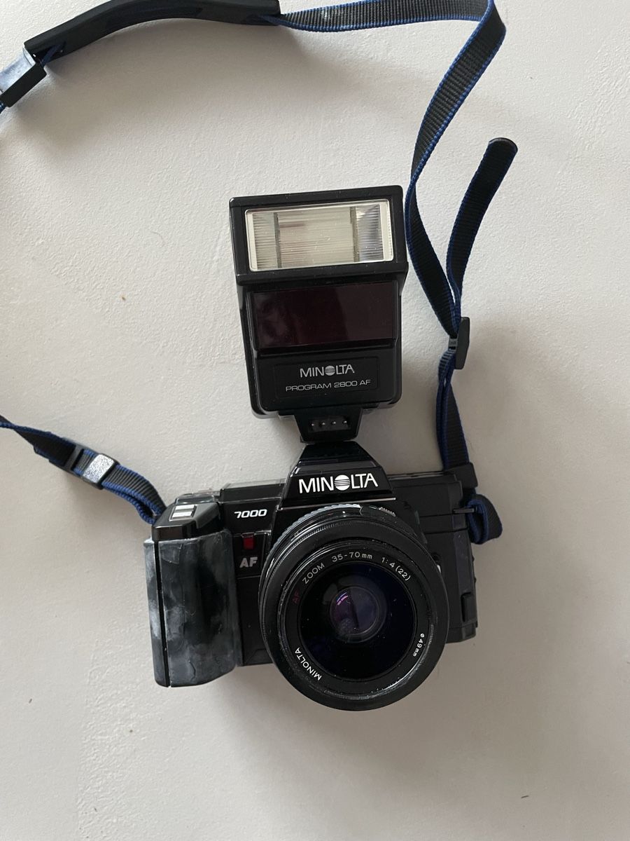 Minolta Fotocamera: Minolta 7000 AF mit Blitz – Usato da Uerikon venduto da Sailfd